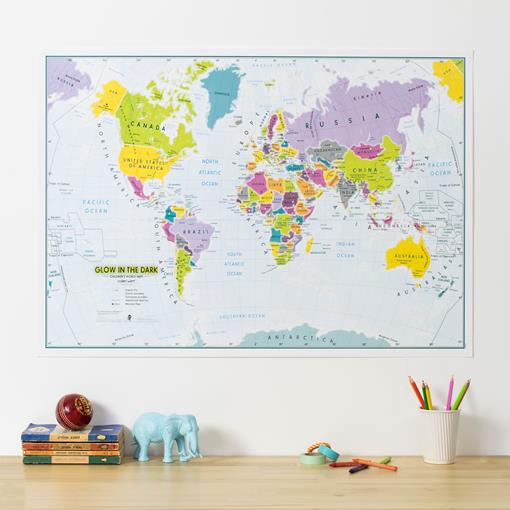 Dětská nástěnná mapa světa svítící ve tmě 

