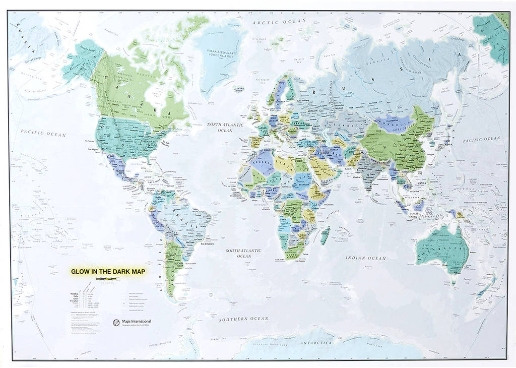 Nástěnná mapa světa svítící ve tmě 



